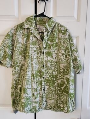 HAWAIIN PRINT SHIRT. MENS SZ MED. MADE IN HAWAII. GREEN WHITE BUTTON UP
